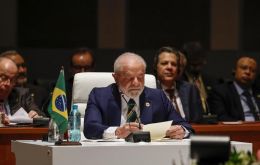 “Fallaremos a los millones de personas que pasan hambre en el mundo mientras se gastan miles de millones de dólares en guerras”, insistió Lula