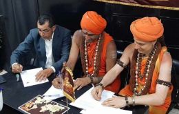 Dos hombres vestidos con trajes anaranjados indios recorren oficinas públicas desde hace unos meses en Paraguay
