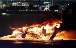 JAL dijo que la evacuación de las 379 personas a bordo comenzó casi inmediatamente después de que el Airbus 350 se detuviera  