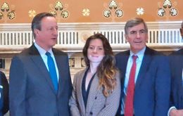 Los representantes de los Territorios de Ultramar junto al Foreign Secretary David Cameron y el ministro David Rurley