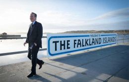 El canciller, 'el hombre que camina' con el fondo del cartel de Falklands  