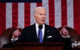 La libertad y la democracia están bajo ataque tanto en el país como en el extranjero, dijo también Biden
