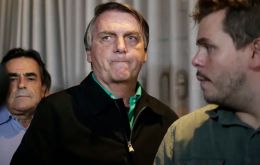 Bolsonaro afirmó que visita embajadas con regularidad porque no puede viajar al exterior desde que su pasaporte fue incautado por la policía