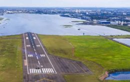 El aeropuerto Salgado Filho de Porto Alegre sigue sin estar operativo pero los vuelos llegan a una base cercana de la Fuerza Aérea