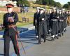 Integrantes de la Fuerza de Defensa de las Falklands ejercitando el desfile de este viernes