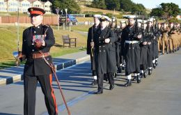 Integrantes de la Fuerza de Defensa de las Falklands ejercitando el desfile de este viernes