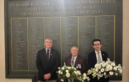Ex Comandante de la Fuerza de Defensa de las Falklands, Mayor Justin McPhee, el Secretario de SAMA82, Tom Herring y el Representante de Falklands ante el Reino Unido y Europa, Richard Hyslop