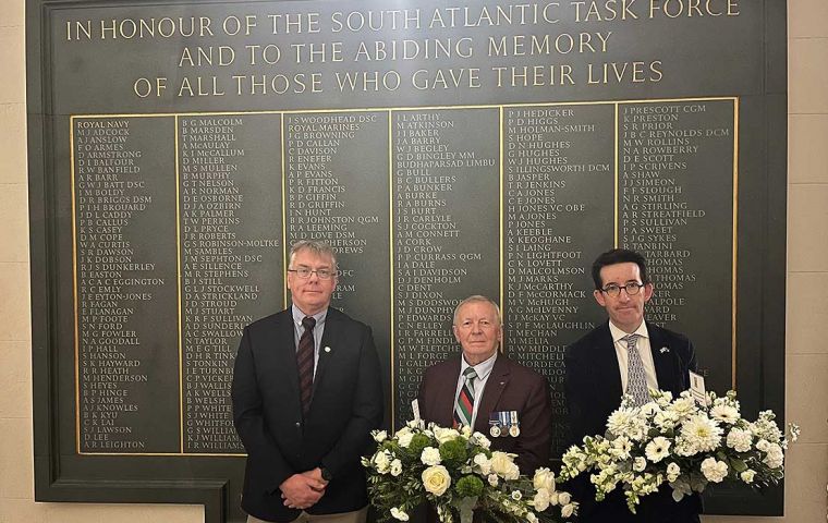 Ex Comandante de la Fuerza de Defensa de las Falklands, Mayor Justin McPhee, el Secretario de SAMA82, Tom Herring y el Representante de Falklands ante el Reino Unido y Europa, Richard Hyslop