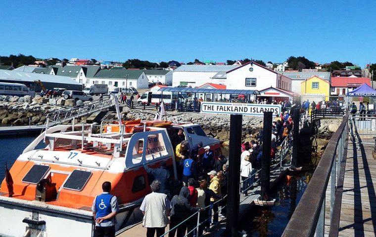 El muelle oficial de Stanley en un día de plena temporada con gran movimiento de visitantes de los cruceros 