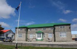 El edificio del Secretariado del gobierno de las Falklands donde funcionan las oficinas centrales.