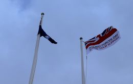 La bandera del Día de las Fuerzas Armadas del Reino Unido flamea en el Prado de la Victoria , en la capital Stanley el 29 de junio. 