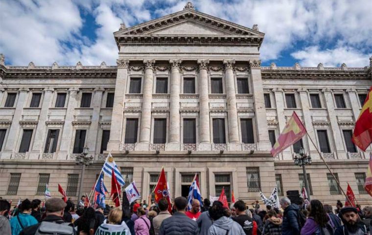 La iniciativa pretende añadir a la Constitución la edad legal de jubilación (60 años) y el valor de las pensiones mínimas