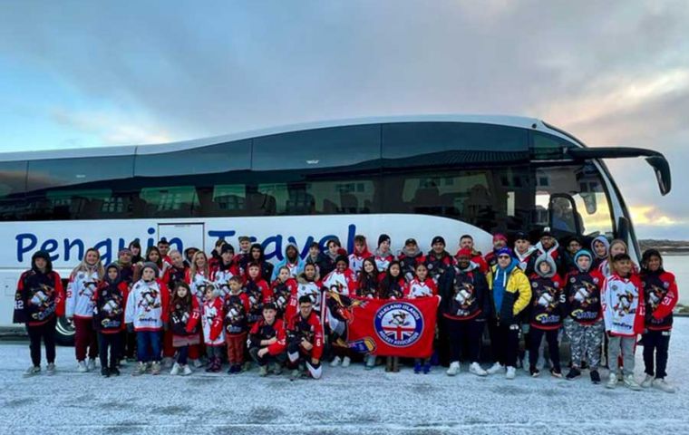 La numerosa delegación en foto de familia previo a la partida a Punta Arenas