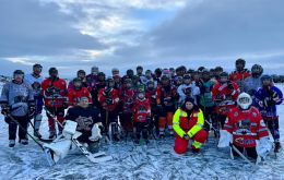 Fanáticos del hockey practican en zonas congeladas de las Falklands 