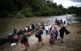 En un esfuerzo por frenar el flujo migratorio, Panamá ha instalado recientemente barreras de alambre de espino a lo largo del Tapón del Darién
