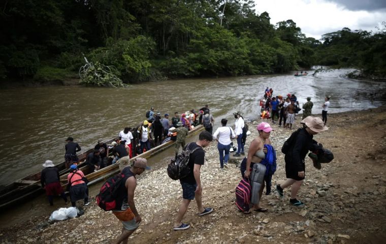 En un esfuerzo por frenar el flujo migratorio, Panamá ha instalado recientemente barreras de alambre de espino a lo largo del Tapón del Darién