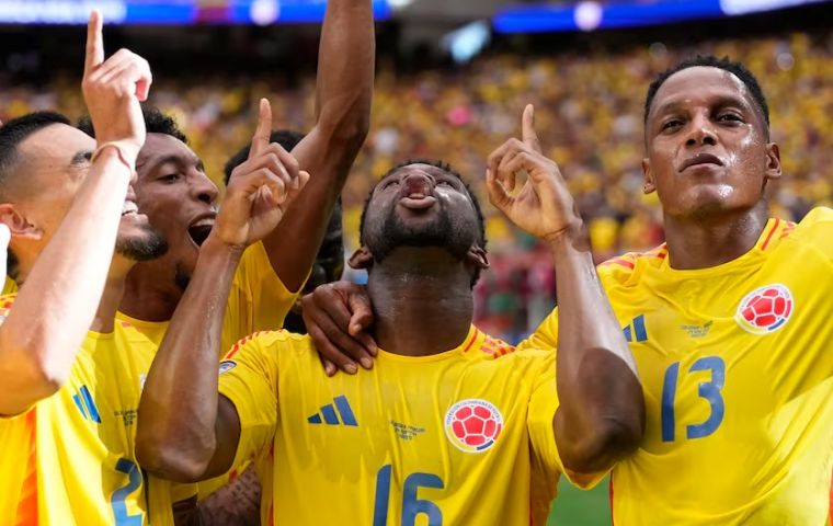 Un preciso cabezazo de Jefferson Lerma (16) a los 39 minutos le dio a Colombia el gol decisivo