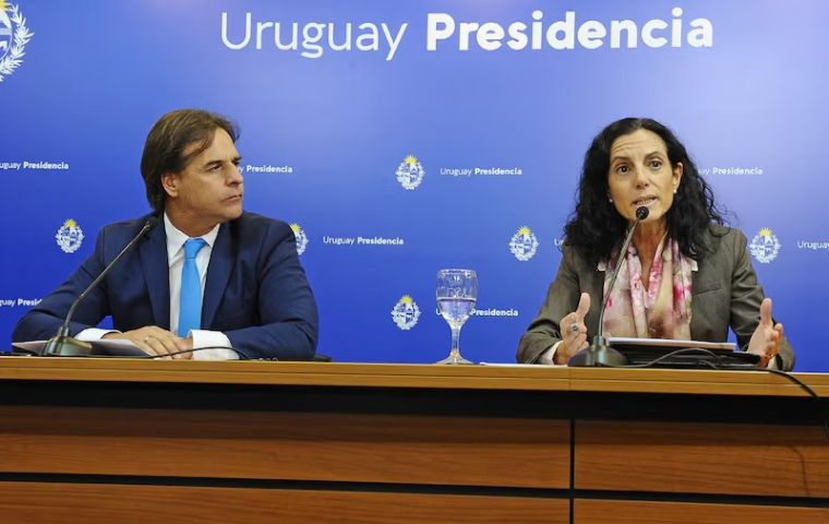 El Ministerio de Azucena Arbeleche (derecha) ha explicado que la inesperada caída de la inflación, que cerró 2023 en el 5,1%, impactó en los ingresos fiscales, en particular en la recaudación del IVA