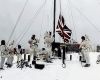 Los infantes de marina británicos izan la bandera en la isla de Thule