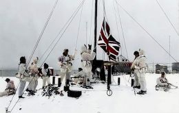 Los infantes de marina británicos izan la bandera en la isla de Thule