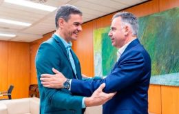 Orsi (der.) se reunió con Sánchez, que encabeza tanto el PSOE como la Internacional Socialista