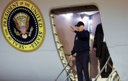 “Me siento bien”, dijo un Biden sin mascarilla mientras se dirigía al Air Force One en el aeropuerto internacional Harry Reid