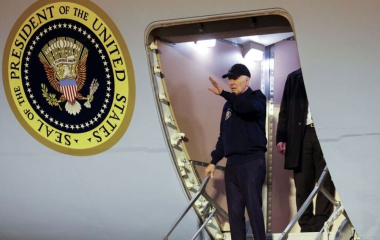 “Me siento bien”, dijo un Biden sin mascarilla mientras se dirigía al Air Force One en el aeropuerto internacional Harry Reid