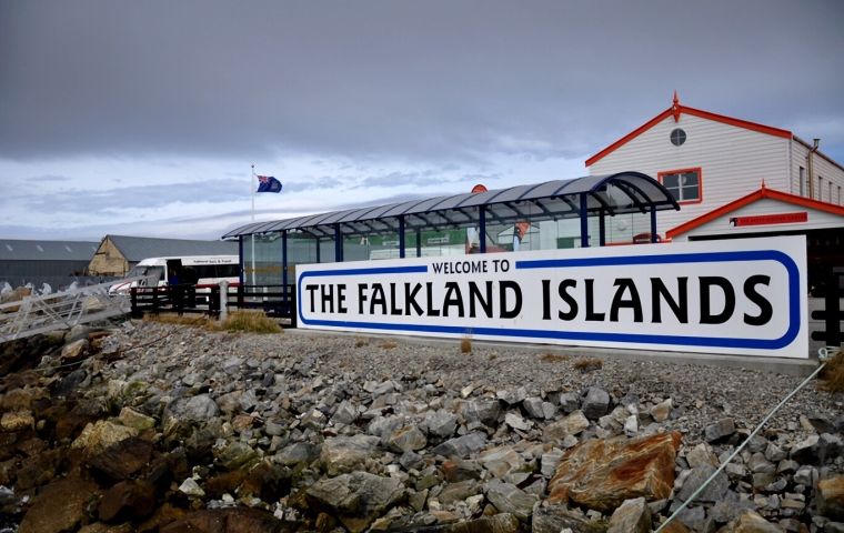 El ministro del Foreign Office Stephen Doughty MP con su buen amigo y legislador electo de las Falklands, MLA Mark Pollard