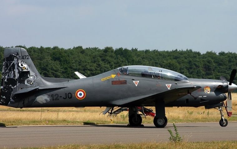 La Fuerza Aérea Paraguaya opera seis AT-27 Tucano, el avión de entrenamiento que evolucionó en el Super Tucano