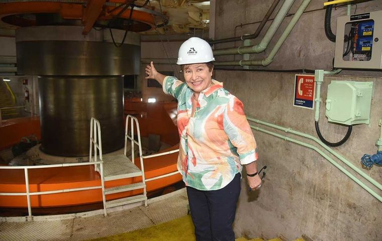 Georgieva visitó la Central Hidroeléctrica de Itapú en su día de turista en Paraguay