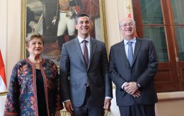 Goldfajn (der.) y Georgieva (izq.) resaltaron los avances de Paraguay tras reunirse con el Presidente Peña