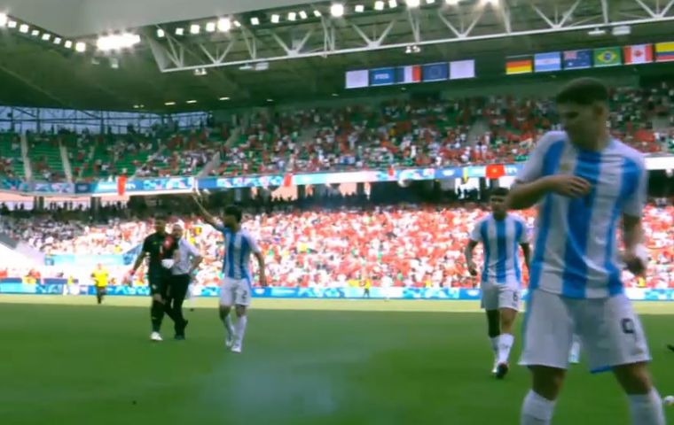 Enardecidos hinchas marroquíes arrojaron petardoos al banco de suplentes de Argentina forzando una interrupción de dos horas tras la cual el gol de Medina fue anulado