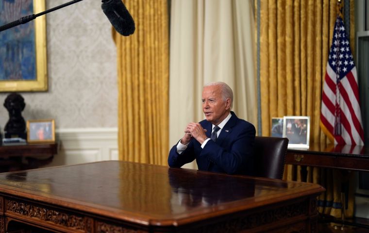 La democracia está en juego, subrayó Biden