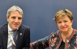 Caputo se llenó de elogios para con Georgieva dado que necesita casi desesperadamente nuevos aportes del FMI