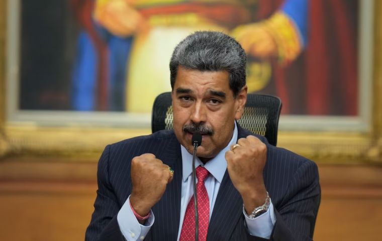 Maduro también bromeó diciendo que a los manifestantes encarcelados se les debería poner a trabajar para “construir más carreteras”