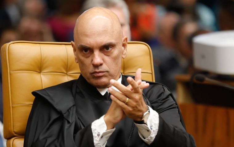 Irónicamente, De Moraes publica sus decisiones a través de la cuenta del STF en X