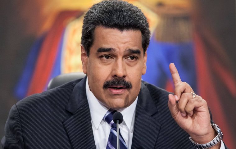 “Hay una conspiración permanente y un ataque a Venezuela por parte de un sector fascista aliado a la derecha internacional dirigida y financiada por el imperio norteamericano”, enfatizó Maduro