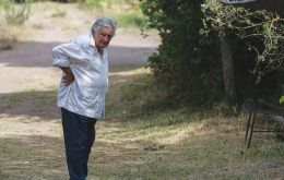 Mujica permanecerá hospitalizado hasta que tolere alimentos más densos, explicó su médica