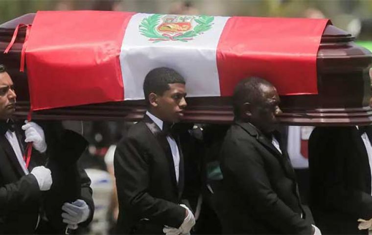 El homenaje a Fujimori se extenderá hasta el sábado, cuando será enterrado en un cementerio privado de Lima, explicó su hija Keiko (Foto Reuters)