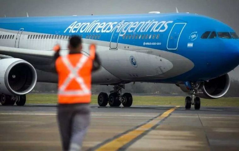 Los pilotos de Aerolíneas Argentinas y sus familias viajan gratis en clase business, lo que ocasiona cuantiosas pérdidas a la compañía. Hay que poner fin a estos privilegios, argumentó Adorni