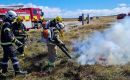 Bomberos y Servicio de Rescate de las Falklands combatiendo uno de tantos incendios que se producen en verano.