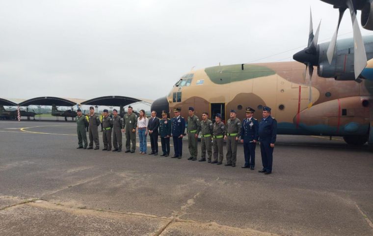 El avión de la FAU arrojó cajas “Guardian” desarrolladas en los EE. UU. con 1.000 litros de agua cada una