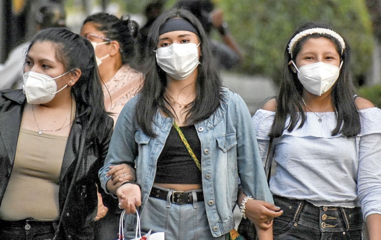 Las mascarillas no filtran las partículas contaminantes más pequeñas y, por tanto, son bastante inútiles, explicó Dalcolmo