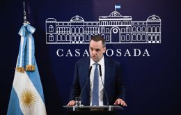 Adorni realiza ruedas de prensa diarias, entre otras tareas, y sus funciones no se superponen con las del Secretario de Prensa Eduardo Serenellini