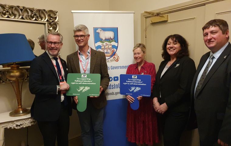 Los panelistas del partido Liberal-Demócrata, junto a los legisladores de Falklands, MLA Leona Roberts y MLA Mark Pollard