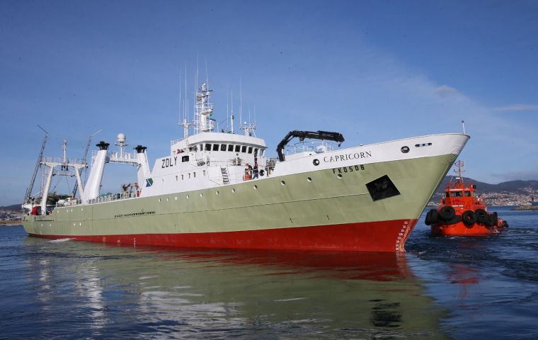 El F/V Capricorn de Fortuna en plena faena