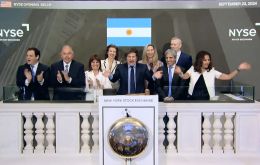 Milei dijo que Argentina levantaría los controles cambiarios una vez que se alcance una inflación del 0%, lo que no fue bien recibido en círculos financieros