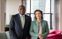 La Canciller argentina Diana Mondino con el Foreign Secretary David Lammy tras la reunión este martes en Naciones Unidas 