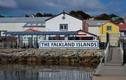 La reanudación de las vistas de familiares a las tumbas de soldados en las Islas Falkland brinda la oportunidad para que las familias visiten y compartan a sus seres queridos.