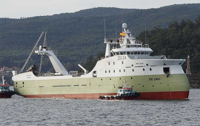 El majestuoso Prion en el puerto de Marin con su diseño tan especial y proa invertida 